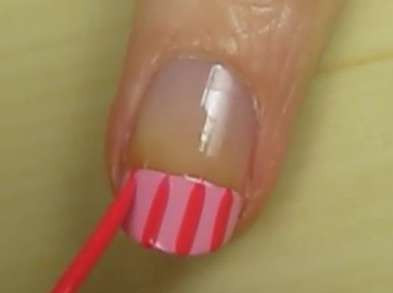 Bước 2: dùng màu sơn hồng đậm hơn tạo thành những vạch sọc Bước 2: dùng màu sơn hồng đậm hơn tạo thành những vạch sọc