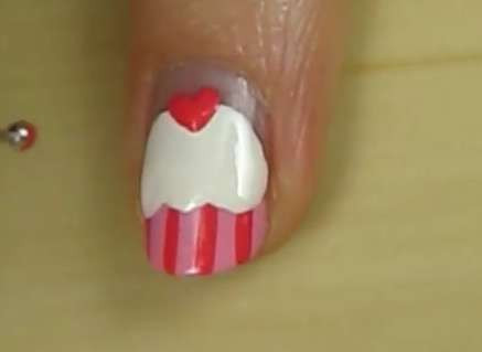 Bước 4: tiếp tục dùng sơn màu hồng đậm tạo hình trái tim hoặc hình quả sơ ri trang trí trên "chiếc bánh" này Bước 4: tiếp tục dùng sơn màu hồng đậm tạo hình trái tim hoặc hình quả sơ ri trang trí trên "chiếc bánh" này