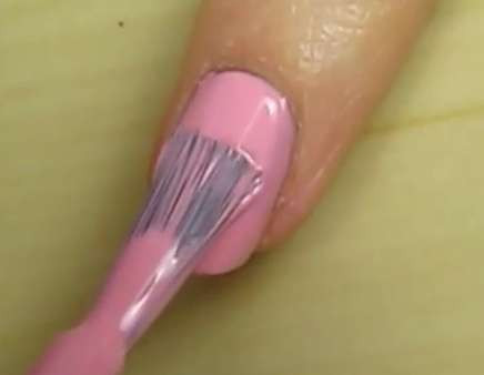 Bước 5: đối với các móng còn lại, dùng sơn màu hồng phấn sơn hết cả móng Bước 5: đối với các móng còn lại, dùng sơn màu hồng phấn sơn hết cả móng