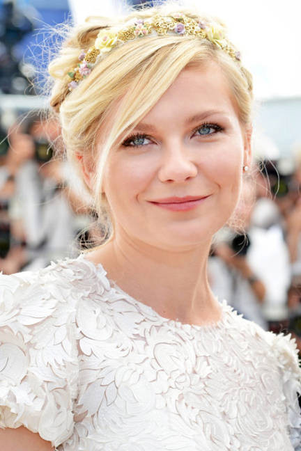 Kết hợp với một số phụ kiện như kết hoa hoặc những chiếc kẹp xinh xắn Kết hợp với một số phụ kiện như kết hoa hoặc những chiếc kẹp xinh xắn