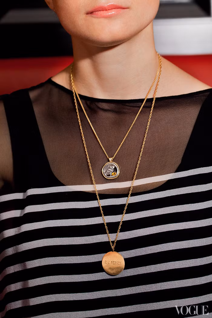 Một cách sử dụng các loại vòng cổ gây ấn tượng hiệu quả chính là đeo nhiều cái với độ dài khác nhau như thế này