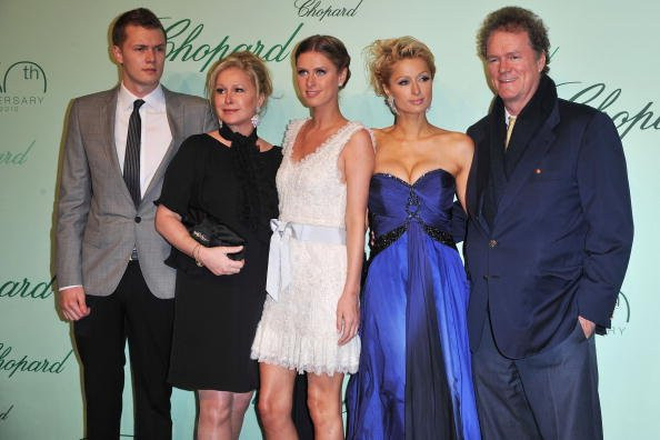 Gia đình Hilton nổi tiếng và giàu có với việc sở hữu một chuỗi khách sạn sang trọng trên khắp thế giới và sự ăn chơi, trác táng của cô con gái Paris Hilton Gia đình Hilton nổi tiếng và giàu có với việc sở hữu một chuỗi khách sạn sang trọng trên khắp thế giới và sự ăn chơi, trác táng của cô con gái Paris Hilton