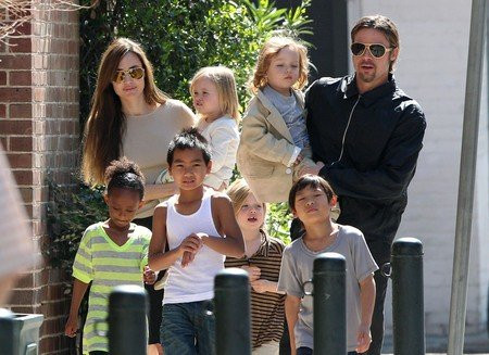Gia đình của Angelina Joile và Brad Pitt cùng những đứa con có nhiều quốc tịch khác nhau của họ Gia đình của Angelina Joile và Brad Pitt cùng những đứa con có nhiều quốc tịch khác nhau của họ