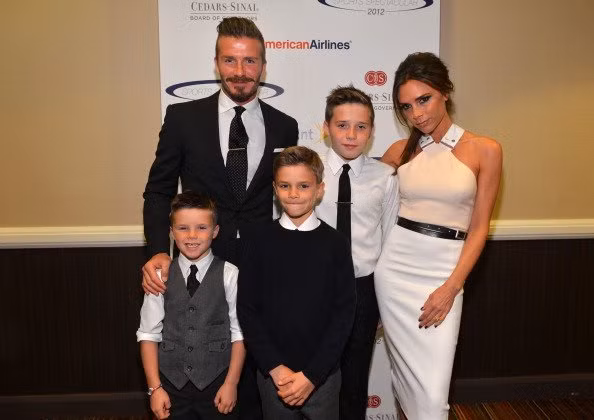 Gia đình của cầu thủ nổi tiếng Beckham và nữ ca sỹ Victoria. Bức ảnh này vẫn còn thiếu cô công chúa xinh đẹp nhà Becks.
