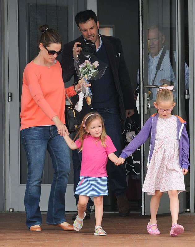 Ben Affleck và Jennifer Garner bên cạnh những cô công chúa nhỏ của họ Ben Affleck và Jennifer Garner bên cạnh những cô công chúa nhỏ của họ