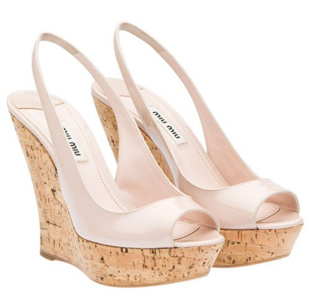 Màu trắng nổi bật, trang nhã và đặc biệt là dễ kết hợp với các loại quần áo, phù hợp với các hoạt động thường ngày.