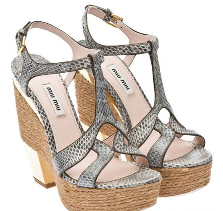 Với ưu điểm là không làm người đi mỏi chân khi mang chúng, giày lười đế xuồng thích hợp với những cô nàng bận rộn và phải di chuyển nhiều.