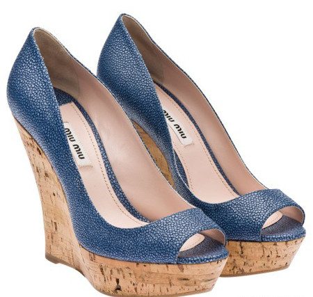 Mẫu giày này giúp tăng chiều cao đáng kể cho người phụ nữ nhưng lại không khiến họ mỏi chân vì có phần đế trước cũng khá cao.