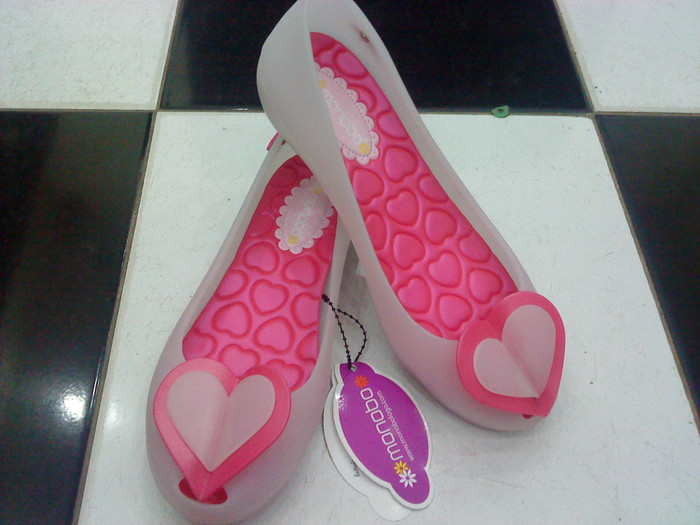 Một số mẫu giày đi mưa còn được gắn thêm nơ ở mũi làm tăng thêm vẻ điệu đà