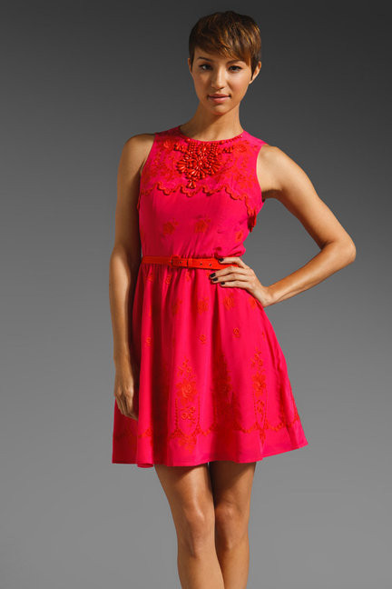 Những chi tiết nhỏ như một chiếc đai cùng tông là điều mà chị em không nên bỏ qua mỗi khi lựa chọn một bộ váy. Đôi khi những chi tiết nho nhỏ như vậy lại làm nên giá trị cho cả bộ trang phục Những chi tiết nhỏ như một chiếc đai cùng tông là điều mà chị em không nên bỏ qua mỗi khi lựa chọn một bộ váy. Đôi khi những chi tiết nho nhỏ như vậy lại làm nên giá trị cho cả bộ trang phục