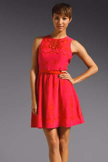 Những chi tiết nhỏ như một chiếc đai cùng tông là điều mà chị em không nên bỏ qua mỗi khi lựa chọn một bộ váy. Đôi khi những chi tiết nho nhỏ như vậy lại làm nên giá trị cho cả bộ trang phục