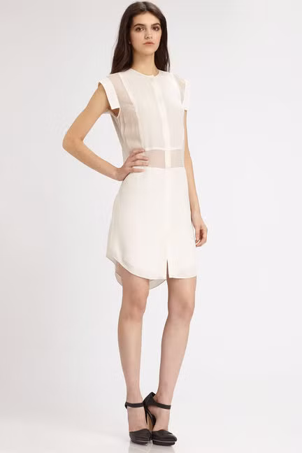 Bộ váy khiến người mặc trở nên mềm mại, quyến rũ với đường cắt lạ ở trước ngực cùng phần chân váy "đuôi tôm"