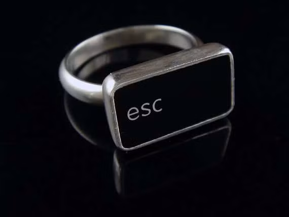 Bạn có muốn "esc" khỏi đây??? ("Esc" = escape: rời đi, đóng)