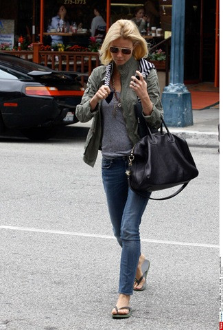 Đến trang phục đường phố "bụi bặm", năng động. Đến trang phục đường phố "bụi bặm", năng động.