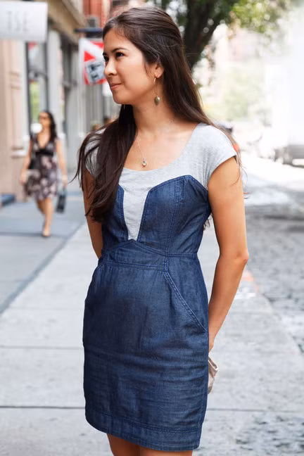 Cả những hãng thời trang cao cấp như Elle cũng không thể bỏ qua mà đã ứng dụng sắc màu này cho kiểu váy thời trang công sở của mình