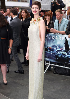 Để phù hợp với hình tượng trong bộ phim mới, Anne Hathaway đã quyết định xuống tóc, thay đổi hình ảnh của mình Để phù hợp với hình tượng trong bộ phim mới, Anne Hathaway đã quyết định xuống tóc, thay đổi hình ảnh của mình