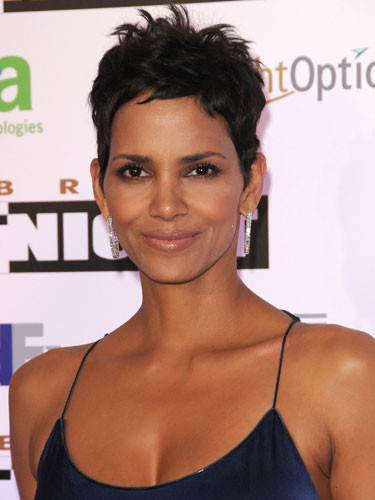 Mái tóc ngắn màu đen quen thuộc của "Miêu nữ" Halle Perry Mái tóc ngắn màu đen quen thuộc của "Miêu nữ" Halle Perry