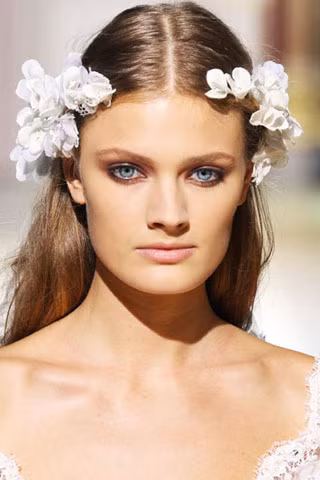 Mẫu tóc kết hoa dành cho cô dâu. Chỉ cần mẫu tóc giản dị thế này thôi, bạn cũng đã có thể trở thành người phụ nữ đẹp nhất trong ngày cưới