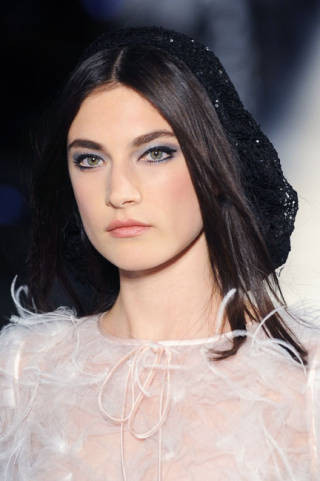 Trở lại thế kỉ trước cùng chiếc mũ chùm đầu bằng ren đen với người mẫu xinh đẹp của Channel Trở lại thế kỉ trước cùng chiếc mũ chùm đầu bằng ren đen với người mẫu xinh đẹp của Channel