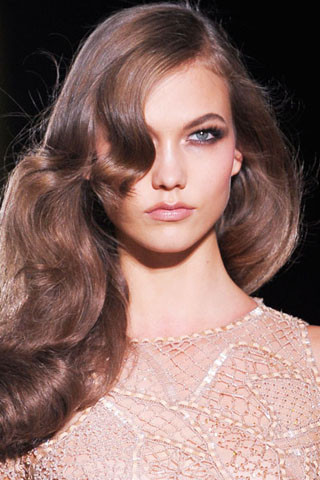 Những lọn tóc mềm mại như tấm vải lụa thướt tha trên "ô cửa sổ tâm hồn" của cô người mẫu xinh đẹp Những lọn tóc mềm mại như tấm vải lụa thướt tha trên "ô cửa sổ tâm hồn" của cô người mẫu xinh đẹp