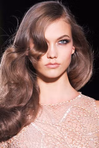 Những lọn tóc mềm mại như tấm vải lụa thướt tha trên "ô cửa sổ tâm hồn" của cô người mẫu xinh đẹp
