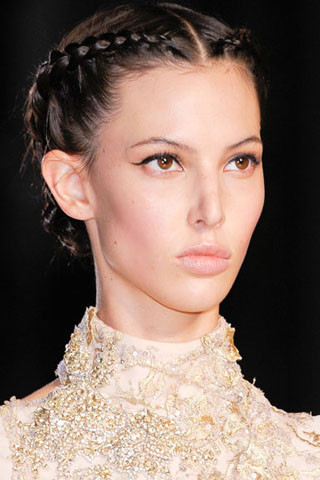 Mẫu tóc tết lên ngôi mùa hè này cũng được Elie Saab sử dụng cho người mẫu của mình Mẫu tóc tết lên ngôi mùa hè này cũng được Elie Saab sử dụng cho người mẫu của mình