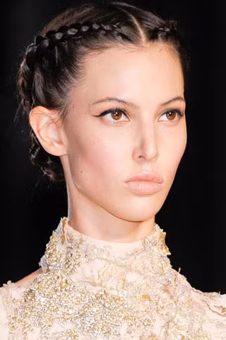 Mẫu tóc tết lên ngôi mùa hè này cũng được Elie Saab sử dụng cho người mẫu của mình