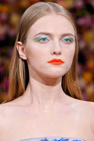 Mái tóc dài tinh tế vả giản dị, như chính những thiết kế của Christian Dior