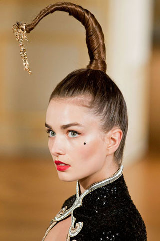 Mẫu tóc làm người xem liên tưởng tới hình tượng nữ chiến binh bọ cạp trong các bộ phim ăn khách của Hollywood Mẫu tóc làm người xem liên tưởng tới hình tượng nữ chiến binh bọ cạp trong các bộ phim ăn khách của Hollywood