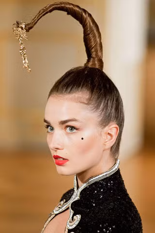 Mẫu tóc làm người xem liên tưởng tới hình tượng nữ chiến binh bọ cạp trong các bộ phim ăn khách của Hollywood