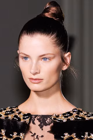 Cuối cùng là mẫu tóc búi đơn giản, phù hợp với những mẫu thiết kế cần sự sang trọng và thanh lịch