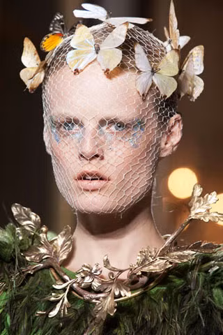 Phải chăng Giambattista Valli đang muốn dẫn người xem vào một khu vườn bí ẩn?