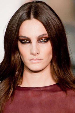 "Ton-sur-ton" màu nâu từ mái tóc, bộ trang phục đến màu mắt "Ton-sur-ton" màu nâu từ mái tóc, bộ trang phục đến màu mắt