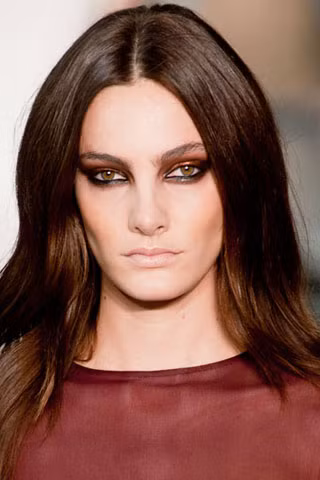 "Ton-sur-ton" màu nâu từ mái tóc, bộ trang phục đến màu mắt