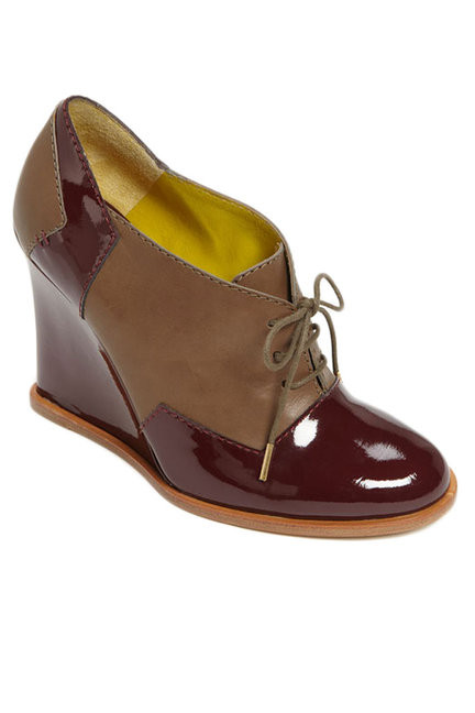 Bên cạnh đó, các NTK còn khéo léo kết hợp với chất liệu da thật