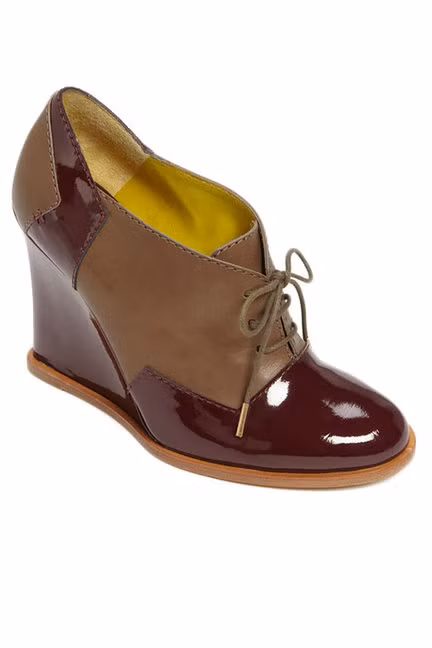 Bên cạnh đó, các NTK còn khéo léo kết hợp với chất liệu da thật