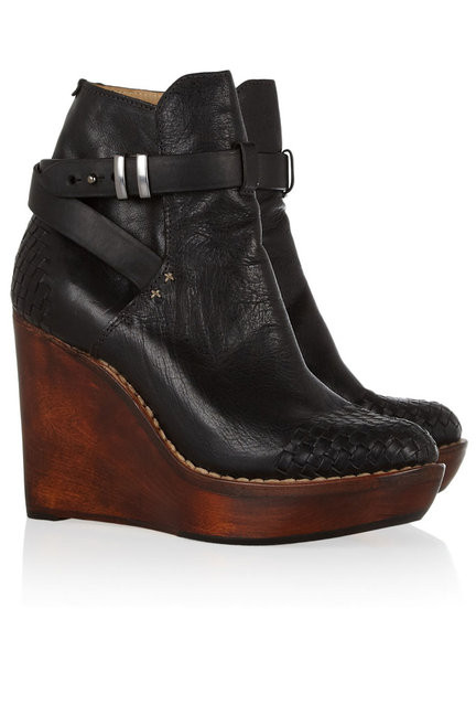 Chất liệu da khỏe khoắn kết hợp với kiểu đế giả gỗ dành cho những cô nàng yêu phong cách thể thao