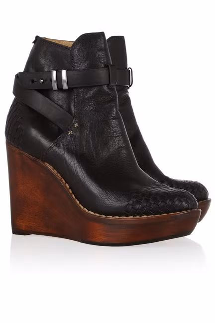 Chất liệu da khỏe khoắn kết hợp với kiểu đế giả gỗ dành cho những cô nàng yêu phong cách thể thao