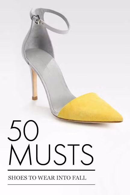 Đứng đầu là mẫu sandal với chất liệu da lộn màu vàng với những đường nét tinh tế, thanh mảnh