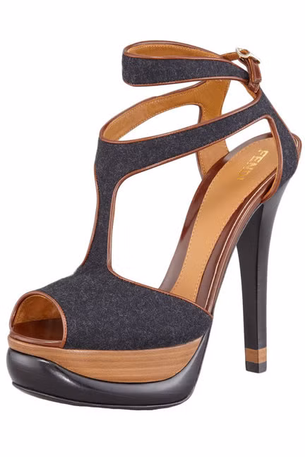 Dường như, bước sang mùa thu, chất liệu da lộn thực sự là ưu tiên lựa chọn hàng đầu của các NTK