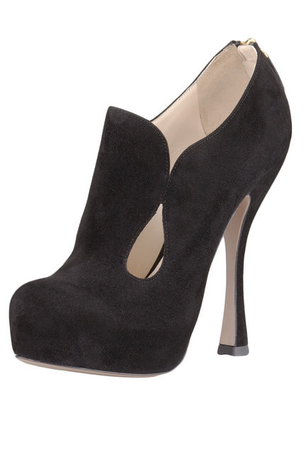 Sang trọng, thanh lịch nâng niu gót ngà.