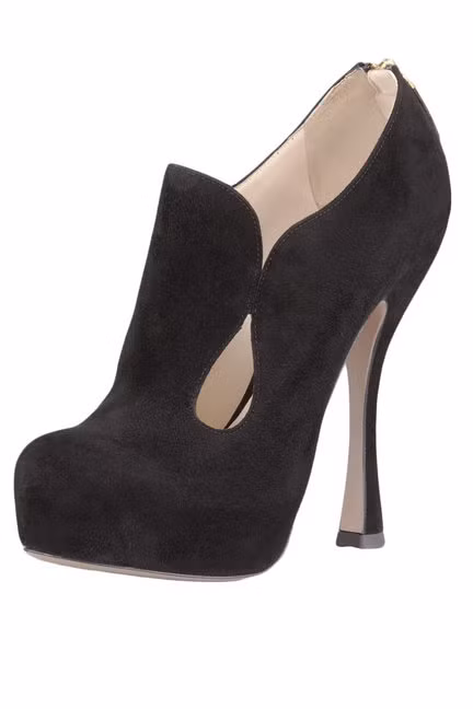 Sang trọng, thanh lịch nâng niu gót ngà.