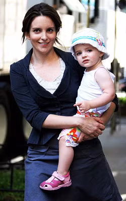 Tina Fey: "Tôi phải cảm ơn Alice vì sự kiên nhẫn của cô bé. Tôi chỉ mong cô bé có thể lớn thật nhanh để có thể xem được chương trình "30 Rock" của tôi và hiểu tại sao ngày nào tôi cũng phải rời khỏi nhà từ lúc 6 giờ sáng như vậy" Tina Fey: "Tôi phải cảm ơn Alice vì sự kiên nhẫn của cô bé. Tôi chỉ mong cô bé có thể lớn thật nhanh để có thể xem được chương trình "30 Rock" của tôi và hiểu tại sao ngày nào tôi cũng phải rời khỏi nhà từ lúc 6 giờ sáng như vậy"