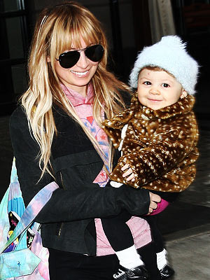 Nicole Richie chia sẻ về cô con gái Harlow: "Cô bé rất thích được ăn mặc đẹp. Hãy nhìn khuôn mặt của cô bé kìa" Nicole Richie chia sẻ về cô con gái Harlow: "Cô bé rất thích được ăn mặc đẹp. Hãy nhìn khuôn mặt của cô bé kìa"