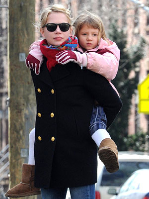 Michelle Williams chiều chuộng đứa con gái bé bỏng bằng cách cho cõng cô bé đi dạo buổi chiều Michelle Williams chiều chuộng đứa con gái bé bỏng bằng cách cho cõng cô bé đi dạo buổi chiều