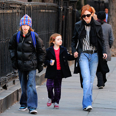 Julianne Moore bên bạnh con gái Liv và cậu con trai Caleb Julianne Moore bên bạnh con gái Liv và cậu con trai Caleb