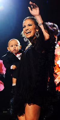 Jennifer Lopez luôn dành mọi cơ hội để có thể ở bên cạnh hai cậu con trai sinh đôi của mình, kể cả lúc mà cô ấy đang... trang điểm Jennifer Lopez luôn dành mọi cơ hội để có thể ở bên cạnh hai cậu con trai sinh đôi của mình, kể cả lúc mà cô ấy đang... trang điểm