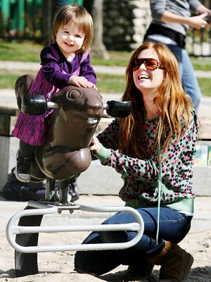 Oliver - con gái của "tín đồ mua sắm" Isla Fisher sớm được tiếp xúc với Hollywood khi "tháp tùng" cùng mẹ trong suốt quá trình nữ diễn viên này hoàn thành bộ phim "Lời thú tội của một tín đồ mua sắm" Oliver - con gái của "tín đồ mua sắm" Isla Fisher sớm được tiếp xúc với Hollywood khi "tháp tùng" cùng mẹ trong suốt quá trình nữ diễn viên này hoàn thành bộ phim "Lời thú tội của một tín đồ mua sắm"