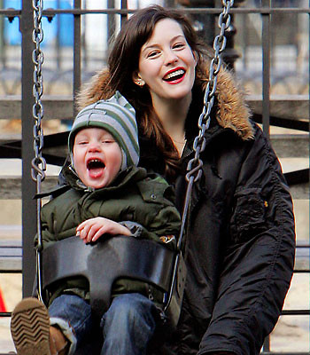 Liv Tyler vẫn chơi đùa hạnh phúc bên con trai, bất chấp thời tiết mùa đông lạnh giá ở thành phố New York Liv Tyler vẫn chơi đùa hạnh phúc bên con trai, bất chấp thời tiết mùa đông lạnh giá ở thành phố New York