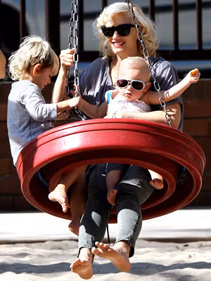 Mỗi khi không phải bận rộn với lịch thu âm hay biên tập, Gwen Stefani đều dành thời gian để đi chơi công viên cùng hai con Mỗi khi không phải bận rộn với lịch thu âm hay biên tập, Gwen Stefani đều dành thời gian để đi chơi công viên cùng hai con